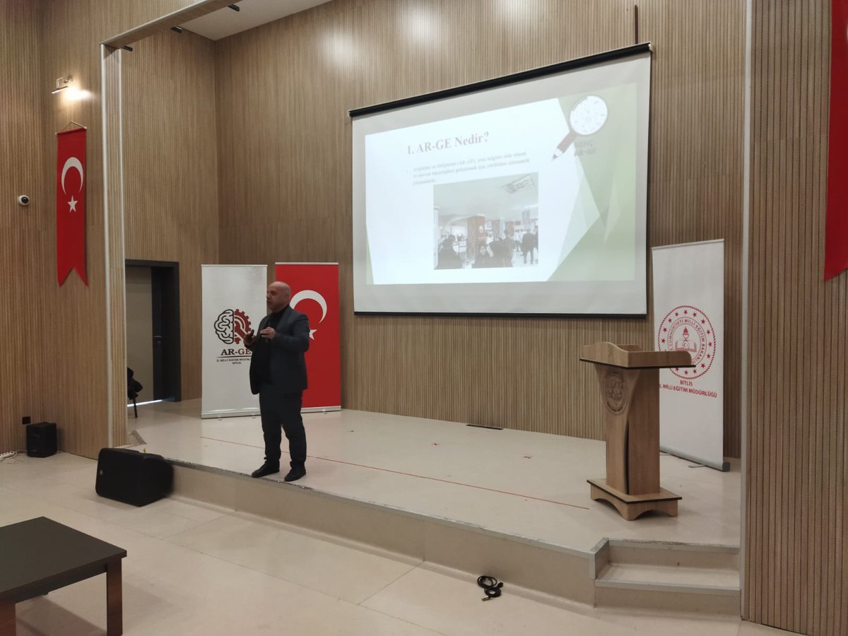 BitlisMemARGE's tweet photo. 📢 🧑‍🔬👩‍🔬İl Milli Eğitim Müdürümüz Vedat KAYA' nın katılımıyla Genç AR-GE Tanıtım Toplantısı Bitlis Ahmet Eren Konferans Salonu'nda gerçekleştirildi! 🚀🤖📷
#GençARGE #BitlisMEM #EğitimdeArGe

@Yusuf__Tekin
@tcmeb
@meb_sgb
@ercanturk28
@kayavedat7580
@Bitlis_Mem https://t.co/tylRhmtOI4