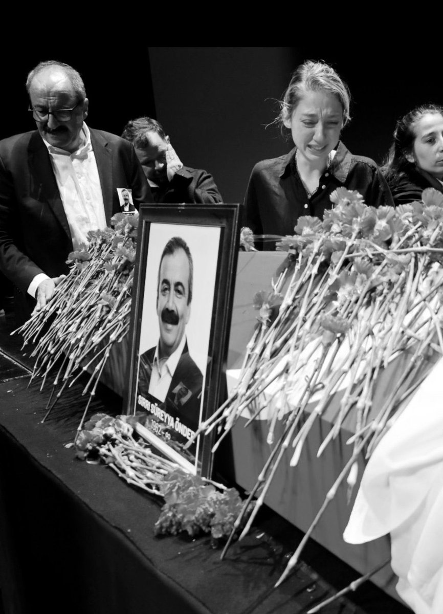 #sirrisüreyyaönder
Düşündükçe insanın içi sızlıyor. Ahlamaklı ve hüzünlü . Sonra gülüşlerin ve mizahi anekdotların geliyor akla . Ve biraz daha artıyor bu hüzün. Sanki hiç geçmeyecek gibi.Yattığın yer seni incitmesin güzel İNSAN…😔