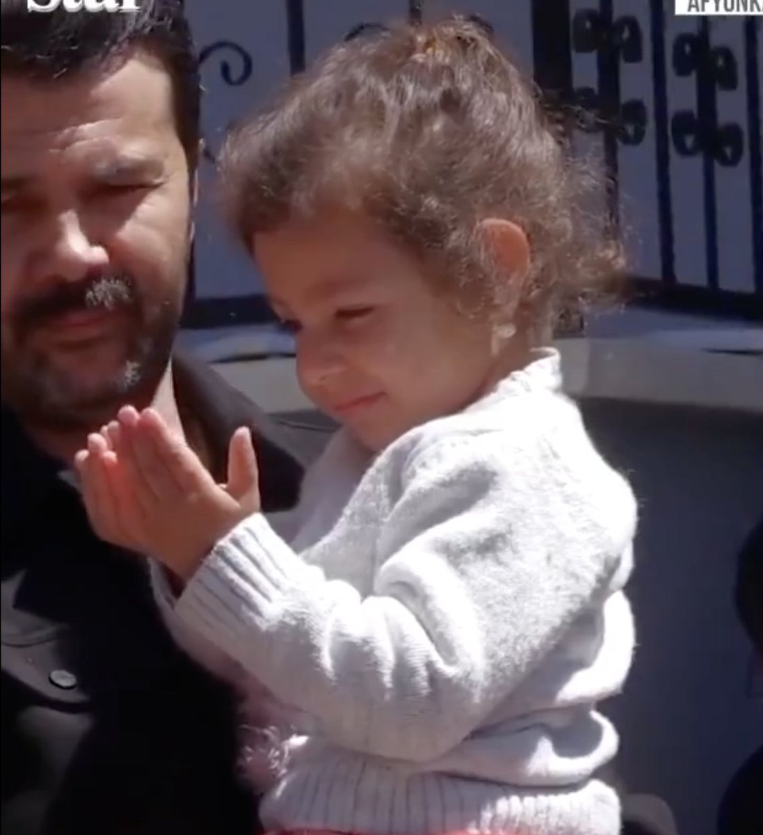 Adı Alya...
4 yaşında..
Ellerini açmış, dua okuyor.
Kime?
Babasına...
Ayla, Kuzey Irak'ta dün vatan nöbetindeyken 'mayına çarpıp' şehit olan Uzman Çavuş Önder Özen'in kızı.

Alya, babasına sadece ayıcığını gösterebildi ve babası onu da göremedi. 

Alya başı sıkıştığında hiçbir