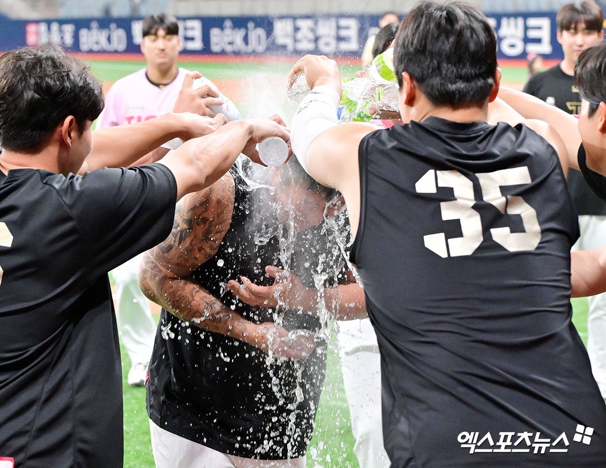 이날 경기에서 400홈런을 달성한 KIA 최형우가 축하 물세례를 받고 있다.