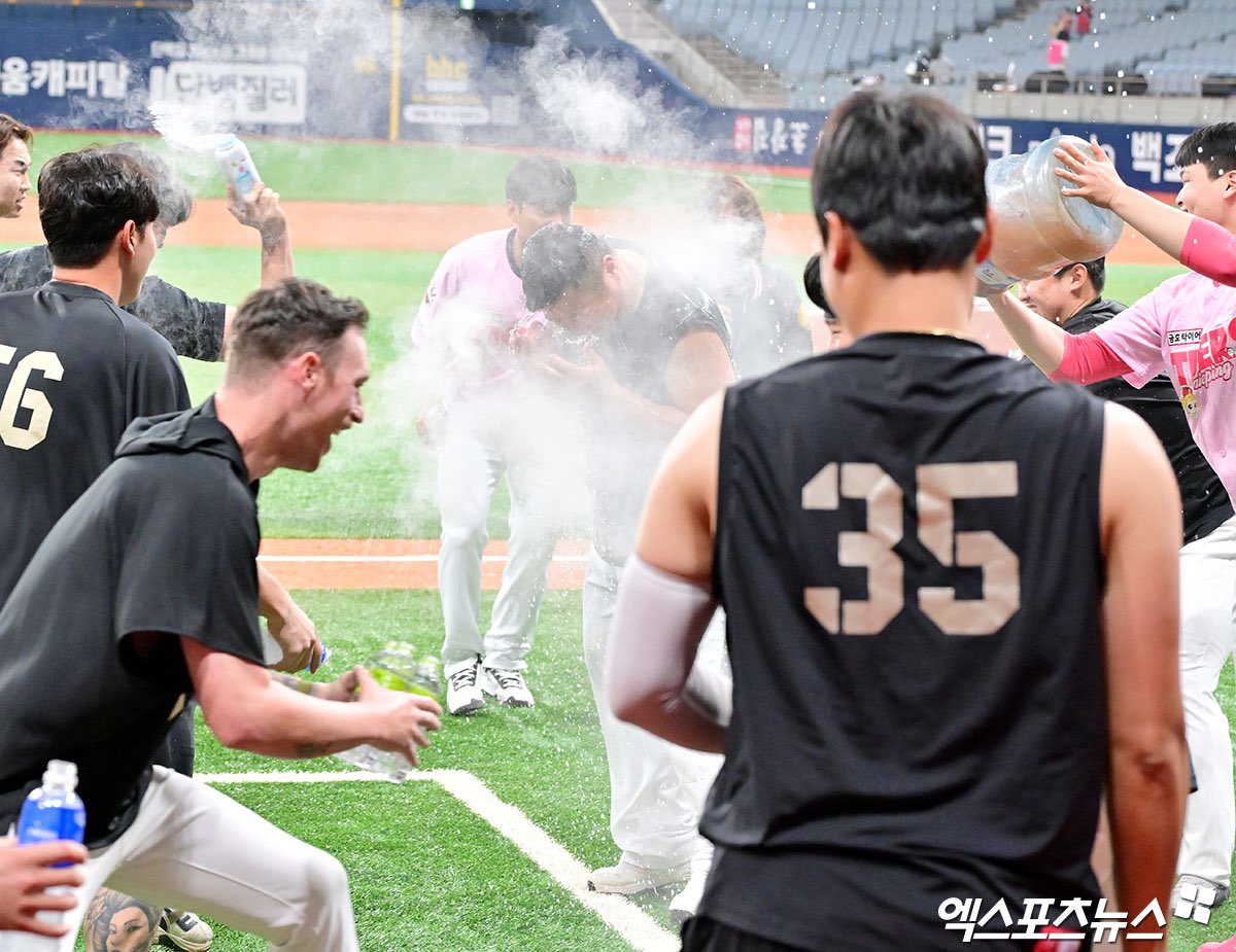 maybe_kiatigers's tweet photo. 이날 경기에서 400홈런을 달성한 KIA 최형우가 축하 물세례를 받고 있다. https://t.co/IOCkEMWzBF