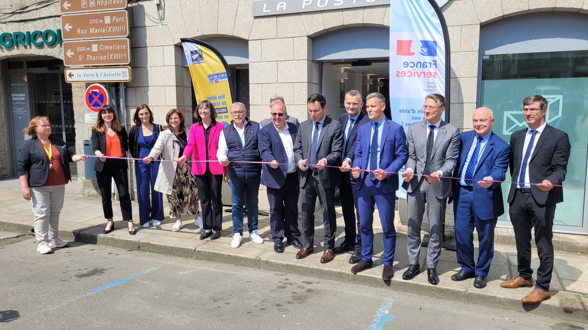 #ChiffreCléduLundi 
Et de 3⃣ ! 
Avec l’ouverture d’un 3ème Espace France Services à Quintin, #LaPoste s’engage pour l’#inclusionnumérique 
et participe au maintien des services publics dans les #CôtesdArmor .
✂️🇫🇷 Inauguration avec M. <a href="/Prefet22/">Préfet des Côtes-d'Armor</a> ,  <a href="/LeFurCorentin/">Corentin Le Fur</a>  et M. le Maire