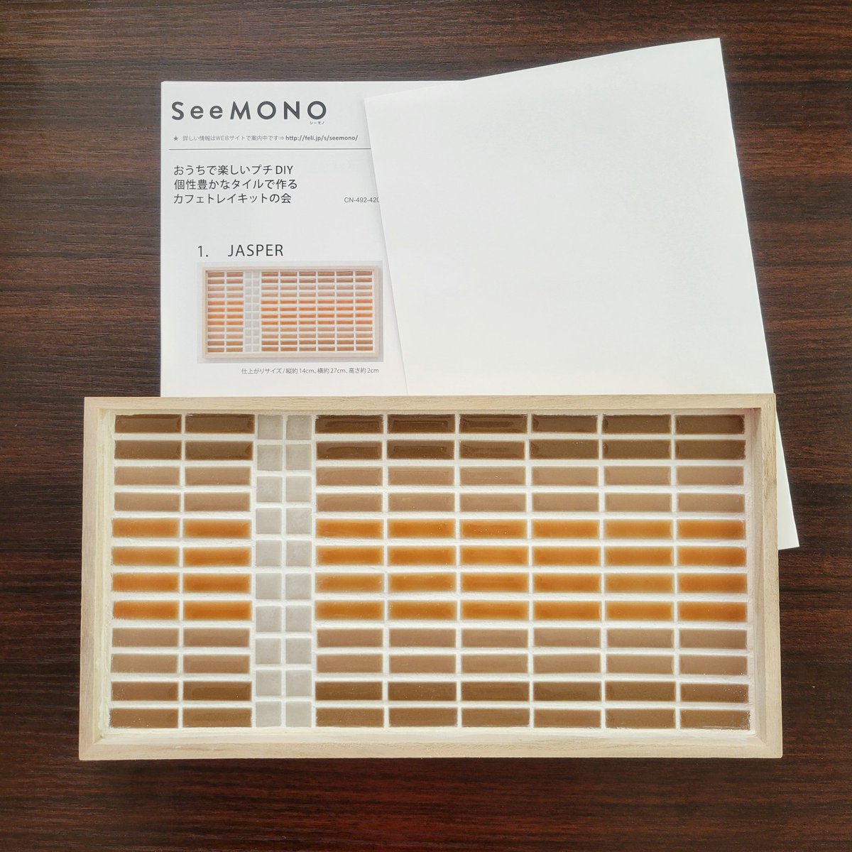 mashasumikko17's tweet photo. フェリシモのseeMONOのタイルで作るカフェトレイの会を２種類作りました😊 購入したのは随分前なんですがやっと作りました😅 説明書にタイルを並べるためのスケールがありますがそれでも均等に並べるのは少し大変でした💦 でもタイルを貼るのを楽しみながらできました🥰

#フェリシモ 
#seeMONO https://t.co/iGNYAGaQov