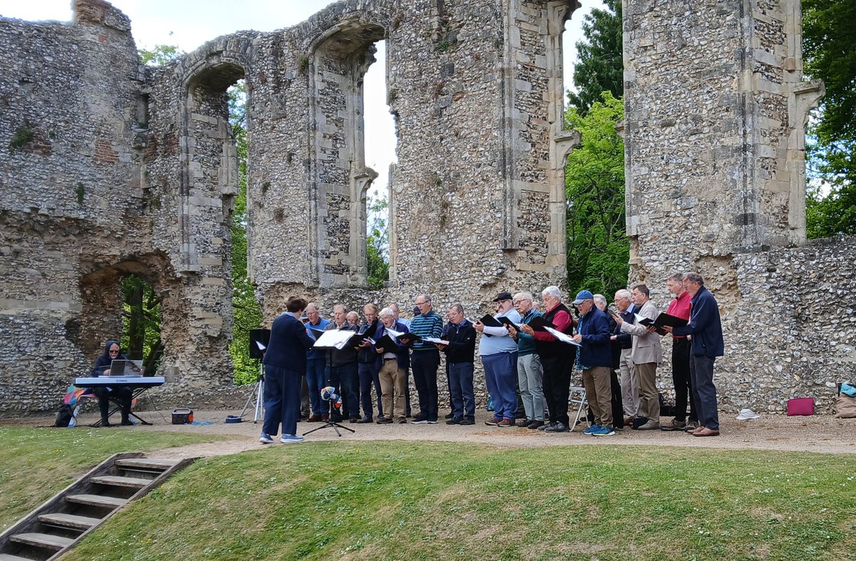 Imperial (College) Male Voice Choir performing in Waltham Palace grounds 'as they were down for the weekend'. #countrylife