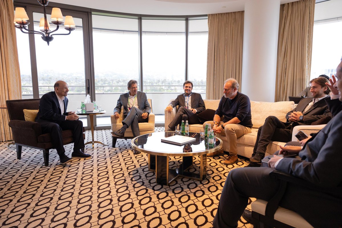 MISA's tweet image. على هامش مشاركته في مؤتمر #ميلكن_العالمي 2025 اجتمع معالي وزير الاستثمار @Khalid_AlFalih بمعالي وزير المالية البرازيلي فرناندو حداد، حيث بحثا تعزيز التعاون الاقتصادي وفرص الاستثمار المشتركة بين المملكة والبرازيل.
 #استثمر_في_السعودية #MIGlobal