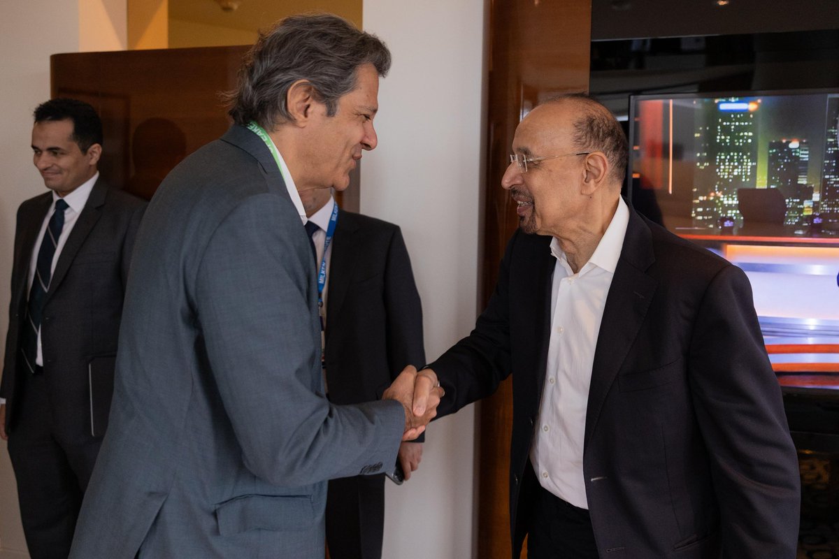 MISA's tweet image. على هامش مشاركته في مؤتمر #ميلكن_العالمي 2025 اجتمع معالي وزير الاستثمار @Khalid_AlFalih بمعالي وزير المالية البرازيلي فرناندو حداد، حيث بحثا تعزيز التعاون الاقتصادي وفرص الاستثمار المشتركة بين المملكة والبرازيل.
 #استثمر_في_السعودية #MIGlobal