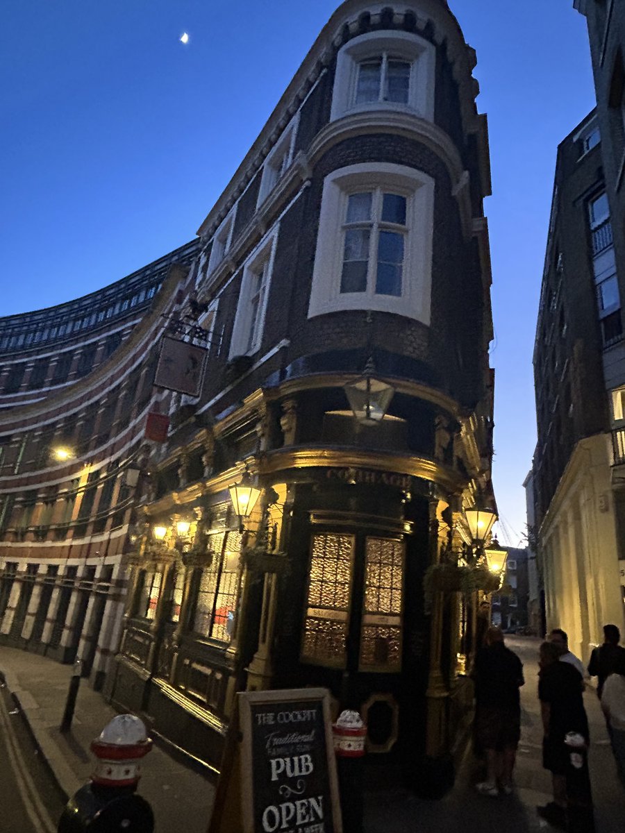 PubsSaving's tweet photo. The Cockpit, 7 St Andrew’s Hill #EC4 Grade II listed. Rebuilt c1860. Interior lighting from the leaded windows & curved door draw you into a small interior, curved bar. High ceiling, upper gallery with old ceramic beer jugs. Harvey’s Sussex Best on cask. #gradetwolisted #pub https://t.co/O0ro4XgrDV