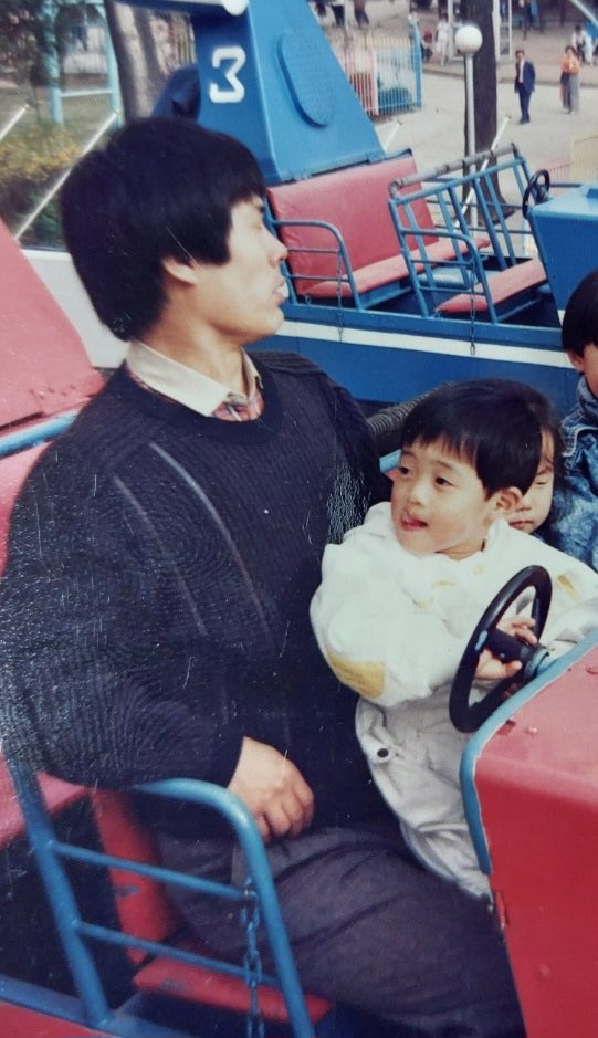 khj_heneciatwt's tweet photo. 5월 5일 어린이날을 맞이하여 팬 여러분들께서 궁금해하실 나의 어린 시절 사진을 부모님 집에 와서 찾아봤어요. 이 세상 모든 어린이들 파이팅!~♡ 좋은 하루 보내세요! https://t.co/oKb1WA3aFF