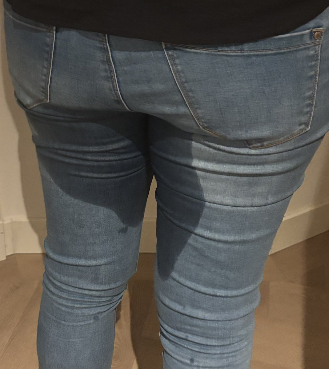 Neetoch2's tweet photo. #jeanspee #wetpants #oeps https://t.co/5eIQMpCNVi