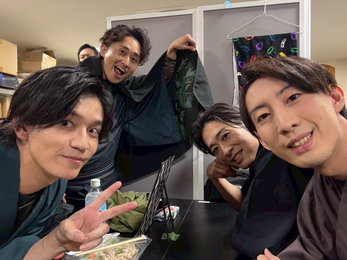 bungaku58's tweet photo. 今日は2公演！
ソワレでちょうど折り返しです！

今日乗り切ったら二日間休み、、、
気持ち途切れさせないように気をつけて残りも楽しんでいきたいと思います！

当日券もあるので是非！

https://t.co/JmEig9PV1n https://t.co/fSwHlCGAfT