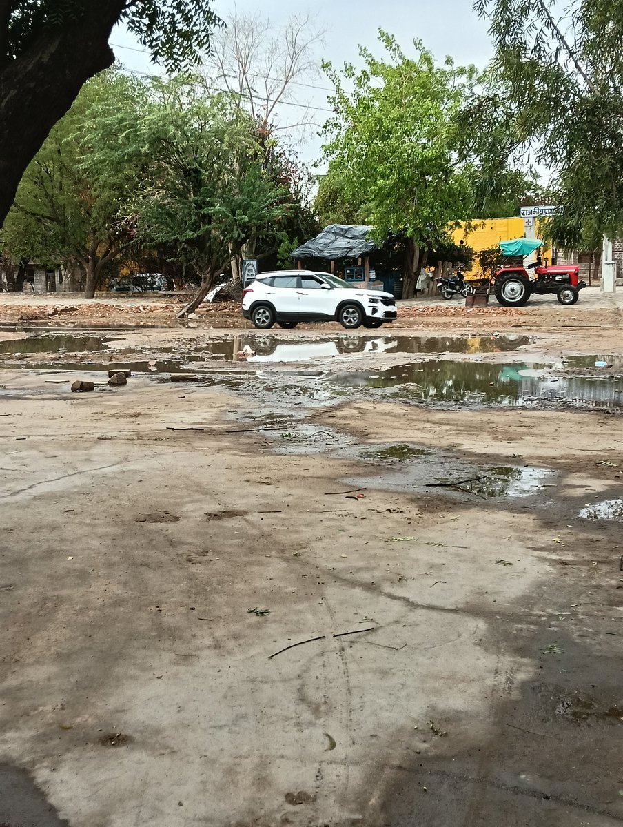 MANISHGULECHA2's tweet photo. @BJP4Rajasthan @PMOIndia @MoHUA_India @narendramodi @lumbaram64 @RajCMO  Request you to clean keshwana village (jalor district) full of dirty no cleaning is done. I request to accept my complain &amp; take immediate action and update reply 9880374431 photo as been attached https://t.co/wKJwMa3p9H