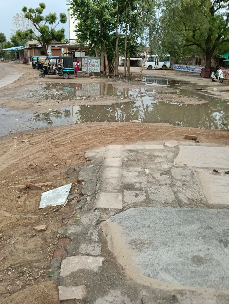 MANISHGULECHA2's tweet photo. @BJP4Rajasthan @PMOIndia @MoHUA_India @narendramodi @lumbaram64 @RajCMO  Request you to clean keshwana village (jalor district) full of dirty no cleaning is done. I request to accept my complain &amp; take immediate action and update reply 9880374431 photo as been attached https://t.co/wKJwMa3p9H