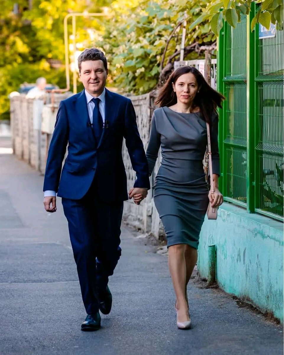 These are the two competitors for the Romanian presidency. Between a PhD in Mathematics (right) who graduated from Sorbonne and an ex-football hooligan of Gypsy ethnicity (left), our retarded people will likely elect the former.