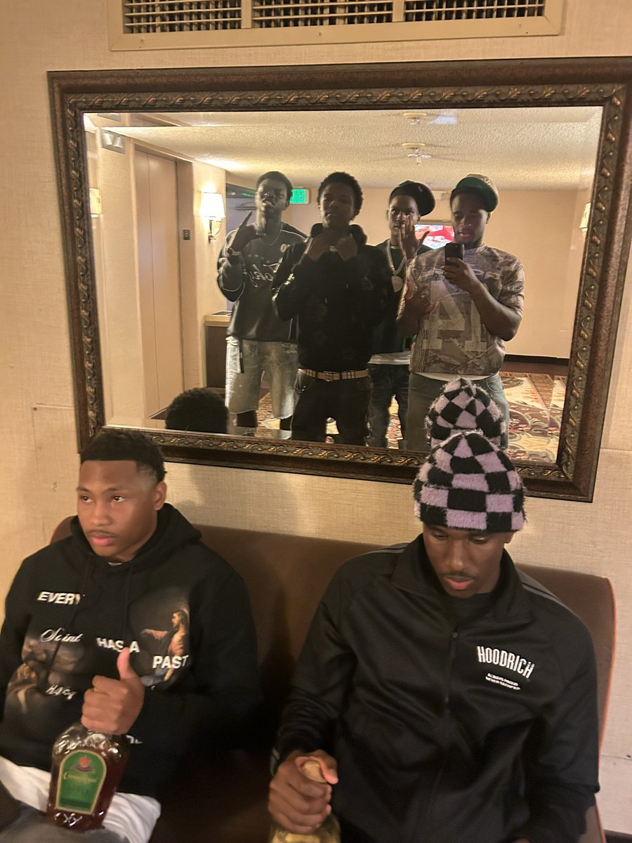 kyreerunit's tweet photo. if i give you aux what we bumping?🤔 https://t.co/pR9pWMD8Yr