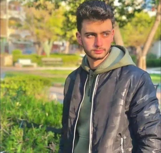 Adı Hamza Yaser, Lazkiye'de yaşayan Alevi bir gençti. HTŞ terör örgütü tarafından kaçırıldı. Kaçırılan binlerce Alevi'yi öldürüp denize atıyorlar; kadınları ya köle pazarlarında satıyor ya da teröristlerin hizmetine sunuyorlar. Kaçırılan çocukların akıbeti ise kadınların