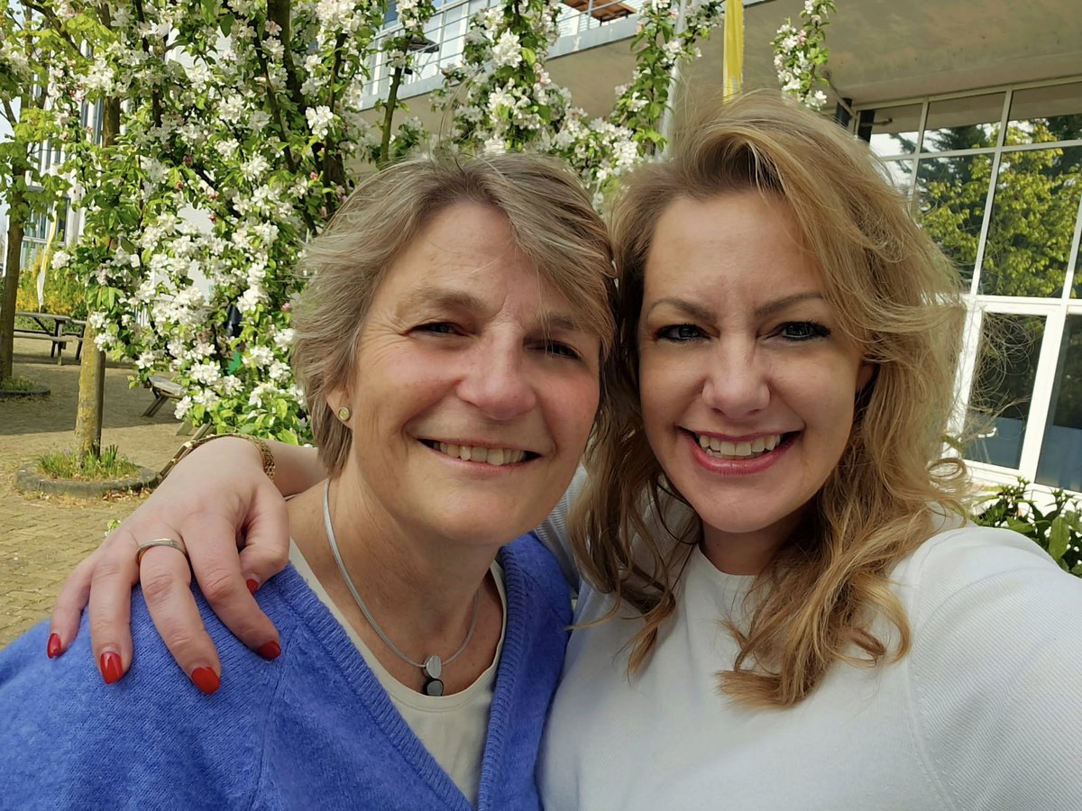 Hoera, 3 jaar! Om 12 u verschijnt alweer de 1e aflevering van 't 3e jaar. Wat zijn we (stiekem, maar toch ook weer niet) trots dat we deze stap namen en elke x weer nemen. Op naar een liefdevol seizoen waarbij er hopelijk veel knopen ontward worden door naar elkaar te luisteren.