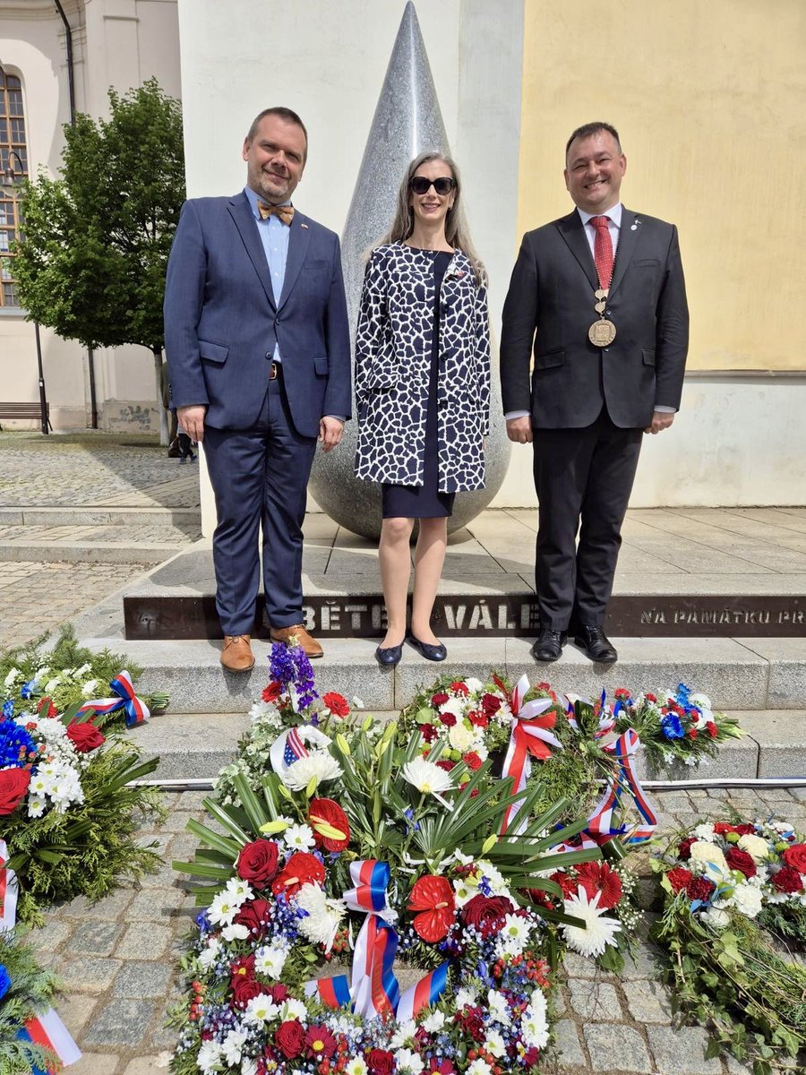 Kanada v CZ (@velkancz) on Twitter photo 🕯️ Velvyslankyně <a href="/EmilyMcLaw/">Emily McLaughlin</a> se v Dobřanech zúčastnila pietního aktu k 80. výročí konce 2. světové války a 82. výročí spojeneckého náletu, při němž přišly o život desítky civilistů i 🇨🇦letecký důstojník Norman M. McLellan a seržant Alexander Podolsky.
Čest jejich památce. 🕯️ Velvyslankyně <a href="/EmilyMcLaw/">Emily McLaughlin</a> se v Dobřanech zúčastnila pietního aktu k 80. výročí konce 2. světové války a 82. výročí spojeneckého náletu, při němž přišly o život desítky civilistů i 🇨🇦letecký důstojník Norman M. McLellan a seržant Alexander Podolsky.
Čest jejich památce.