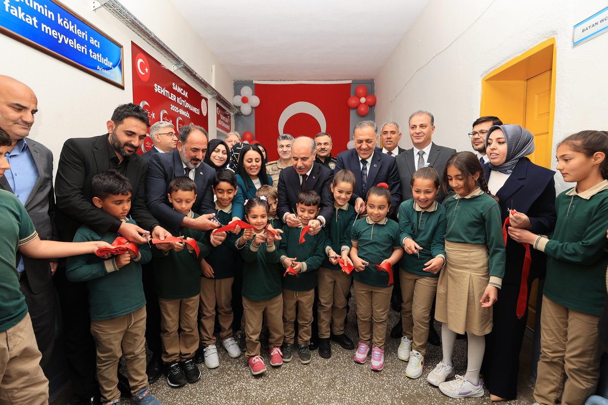 ahusta07's tweet photo. 🎉 Sancak Beldesi Hoşkar Mahallesi’nde; 120 öğrencisi, 5 öğretmeni ve 5 dersliği bulunan Sancak İlkokulu’nda, Valiliğimiz ve Şırnak Yeşeren Gençlik Derneği işbirliğiyle çocuklarımızın gelişimine ve bilgi dağarcığına dokunacak kitaplarla donatılmış ve şehitlerimizin adını yaşatan anlamlı bir kütüphanenin açılışını, İçişleri Bakan Yardımcımız Sn. Mehmet AKTAŞ ile birlikte gerçekleştirdik.

📖 Kütüphanede yer alan tüm kitaplar, Şırnak Yeşeren Gençlik Derneği tarafından temin edilmiş; kurulum ve donanım süreci ise Valiliğimizin desteğiyle tamamlanmıştır.

📚 Çocuklarımız için gelişim düzeylerine uygun oyun ve eğitim materyalleriyle zenginleştirilen bu özel alan, Bingöl’ümüzden 10 kahraman şehidimizin hatırasını yaşatıyor.

🇹🇷 Aziz şehitlerimize rahmet, evlatlarımıza başarı dolu bir gelecek diliyoruz.
Katılımları için Bakan Yardımcımız Sn. Mehmet AKTAŞ’a , destekleri için Şırnak Yeşeren Gençlik Derneği Başkanımız ve İçişleri Bakan Danışmanımız Sn. Hatice ATAN’a teşekkür ediyorum.