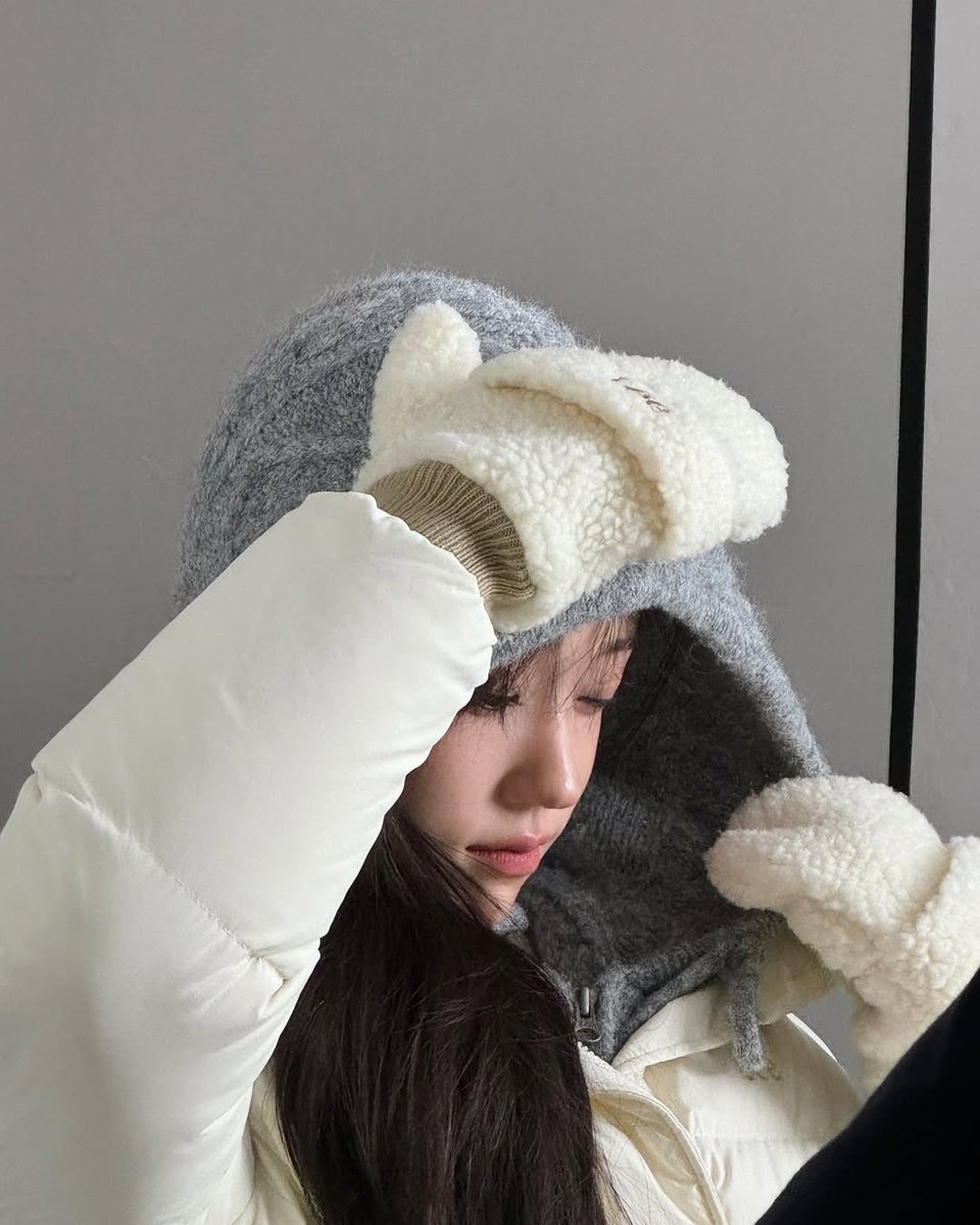 𝑙𝑜𝑠𝑡 𝑖𝑛 𝑓𝑟𝑎𝑚𝑒: what a happy monday!