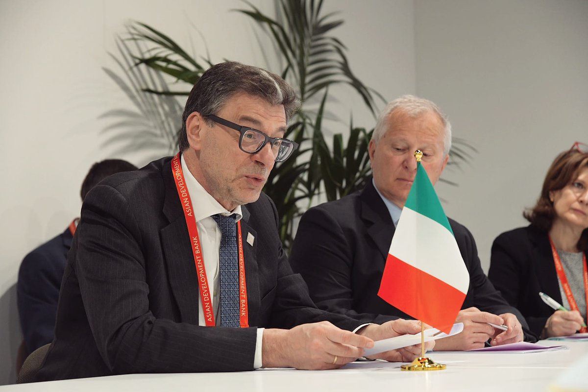 Ministro Giorgetti incontra <a href="/nsitharaman/">Nirmala Sitharaman</a> a margine di #ADBAnnualMeeting.Al centro del colloquio,cordiale, fruttuoso e occasione per rilancio amicizia e grande sintonia 🇮🇹🇮🇳 la situazione economica globale.Rinnovato auspicio per collaborazione più intensa e fattiva tra i due Paesi