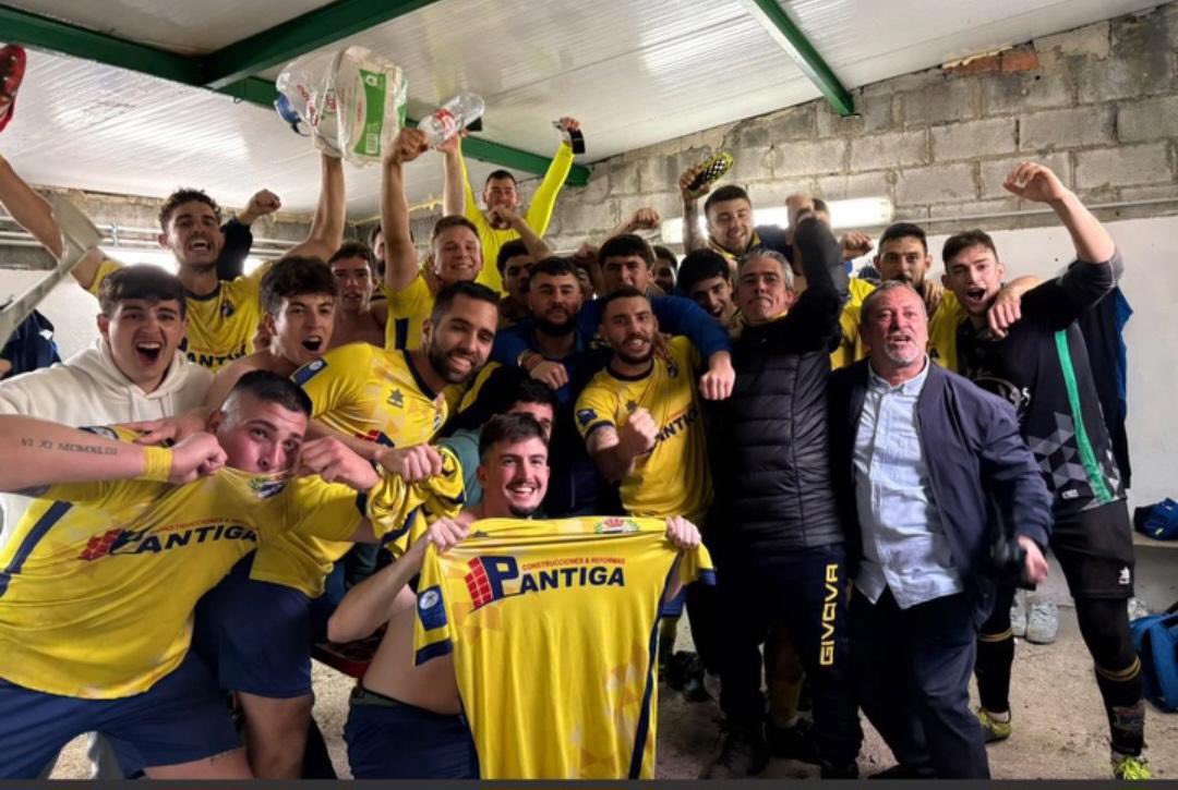 laminadelfutbol's tweet photo. 1️⃣ 𝐂𝐨𝐥𝐞𝐠𝐢𝐨 𝐑𝐢𝐚ñ𝐨

Sabían que con ganar les bastaba para colarse en el playoff, pero que el partido no iba a ser sencillo puesto que su rival también buscaba lo mismo.

Aún así, venció por 1-3 en La Llosona y ahora espera al Celtic de Puerto en la promoción. https://t.co/iZVUeumm0x