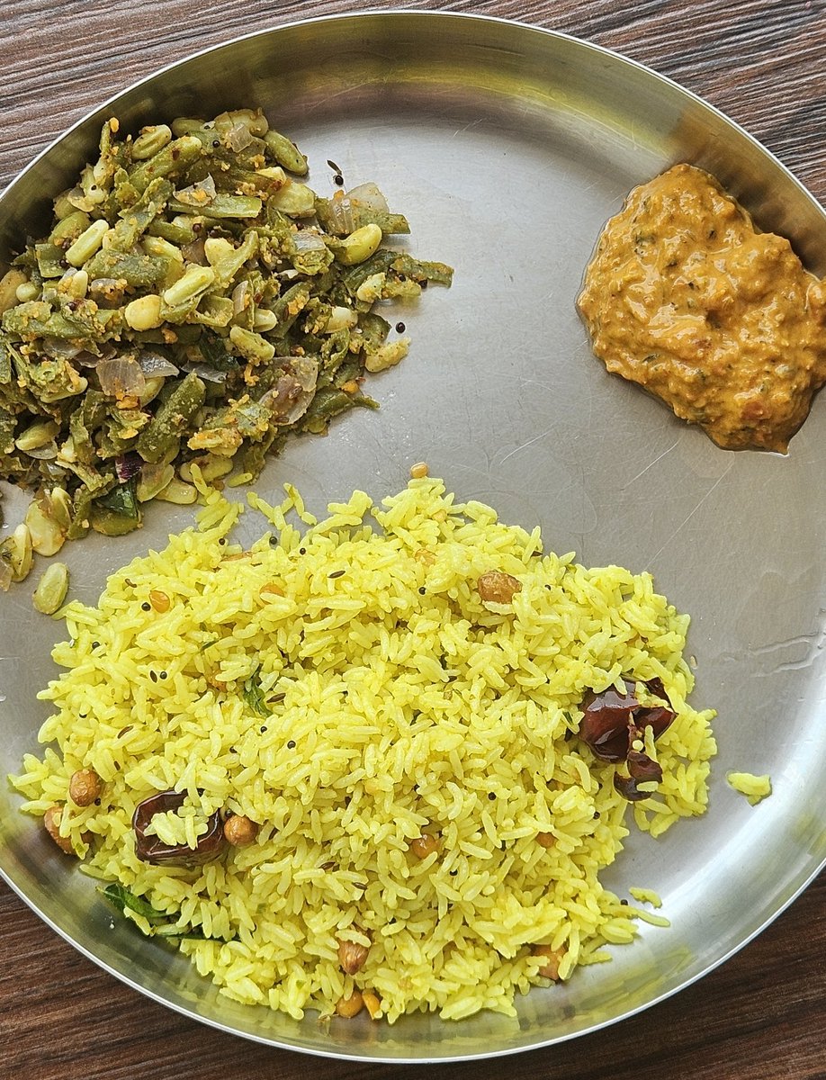 iamthetotoro's tweet image. Menu : 
Nimmakaya Chitrannam
Chikkydukaya talimpu 
Tomato Roti Pacchadi 
#lunchmenu