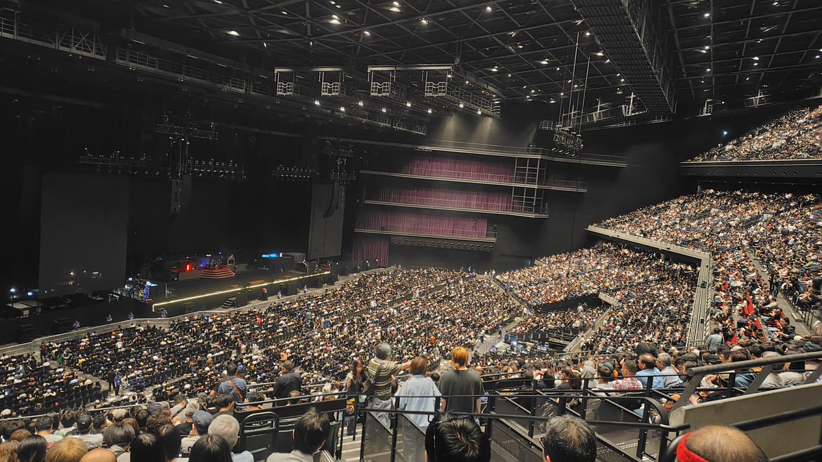 sekoguchi's tweet photo. ガンズライブ、開演10分前。満員です。会場の酸素足りるんか？#GunsNRoses
All seats are full! The air is about to burned! https://t.co/oXC1OSCf2t