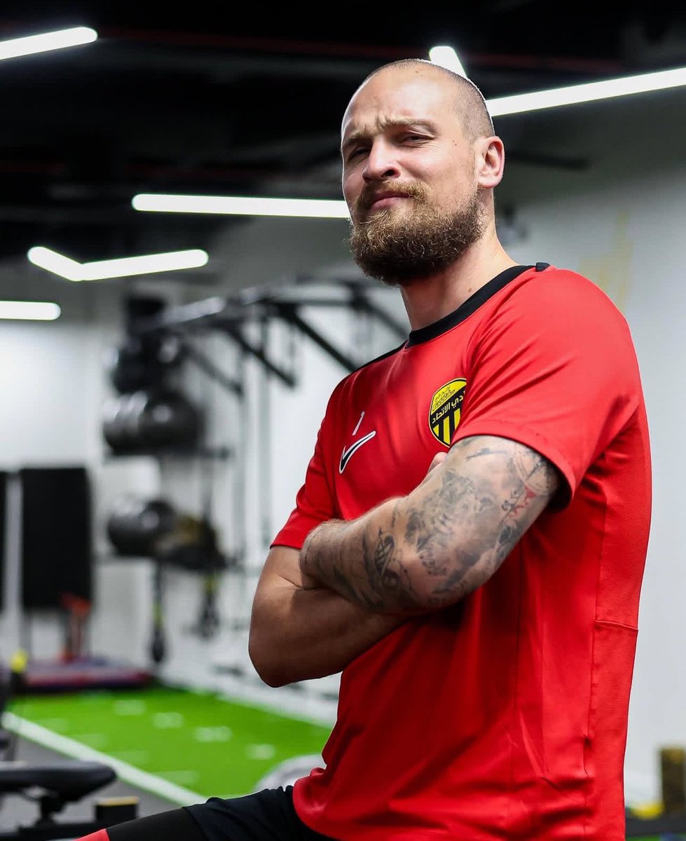 And let them write now... The king has returned! 💛🤨