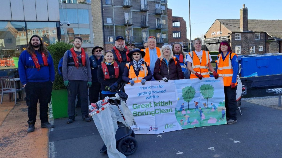 WalsallBins's tweet image. A huge shoutout to the 540 amazing local volunteers who came together during the #GreatBritishSpringClean to make a difference! Together, we collected over 1,750 bags of rubbish during the national litter-picking campaign! ♻️🎉