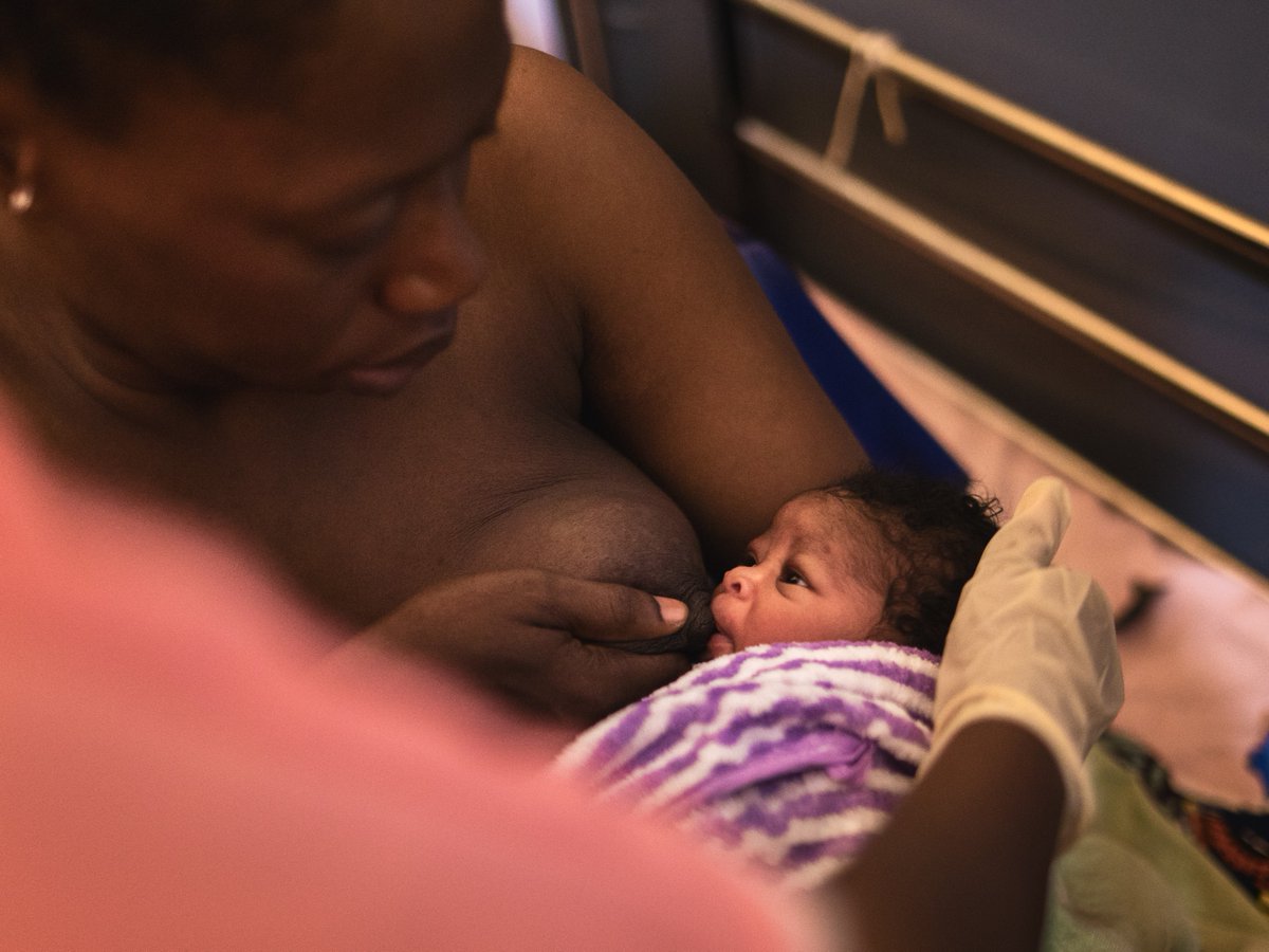 Oumou apprend à allaiter son nouveau-né, assistée par la sage-femme Mariam Diallo, formée en #Guinée avec le soutien de <a href="/UNFPA/">UNFPA</a> et #AICS (Agence Italienne pour la Coopération au Développement) 
📸 © Gaia Squarci pour UNFPA
#SoinsMaternels #Guinée