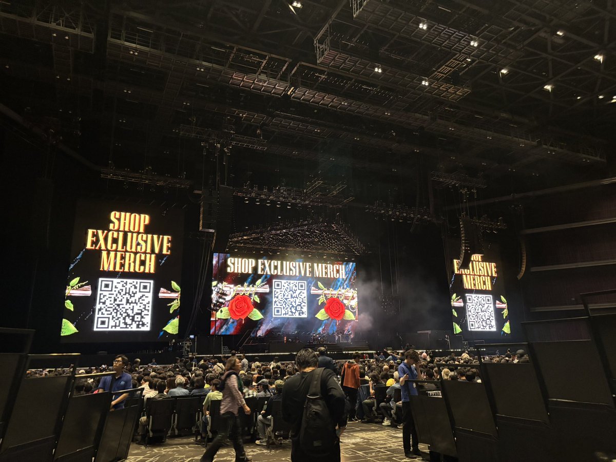 a1ice_24's tweet photo. まさかの1列目
#GunsNRoses #Kアリーナ　#GunsN https://t.co/ZQgGnN5j55