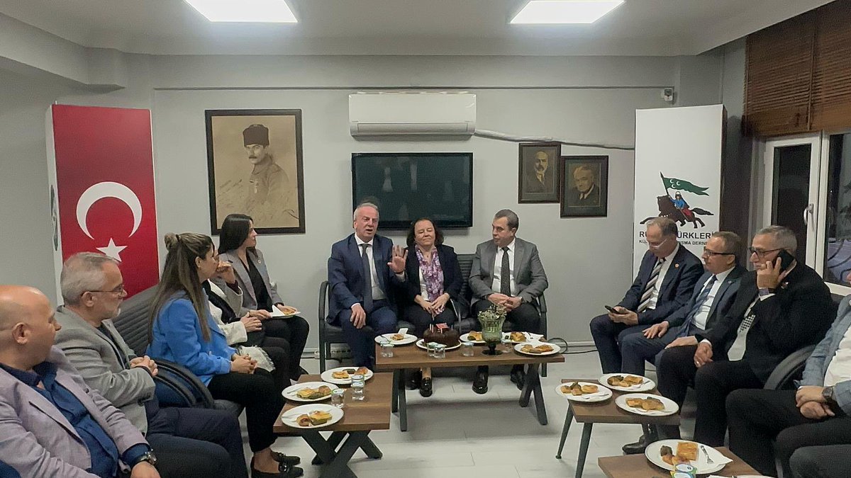 Cumhuriyet Halk Partisi Trakya Balkan Rumeli Komitesi Üyeleri Derneğimize ziyarette bulunmuşlardır. Kendilerine ziyaretlerinden ötürü teşekkür ederiz.