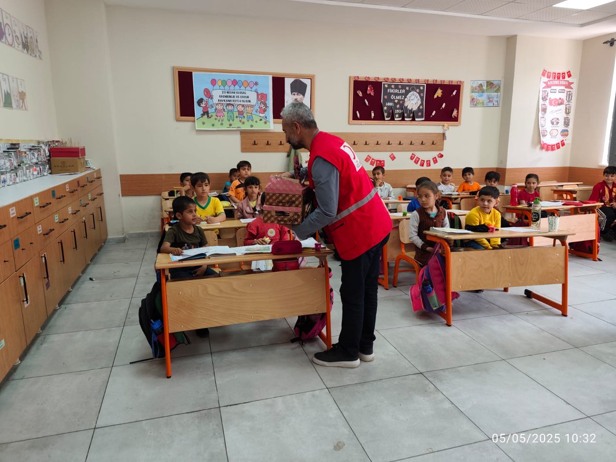 Türk Kızılay Eyyübiye ilçesi gönüllüleri olarak bugün 100.Yıl  Cumhuriyet İlkokulundaki minik öğrencilerimize atıştırmalık  dağıtımınlarında bulunduk🙌
Kendileri küçük,yürekleri kocaman öğrencilerimizin mutluluğuna vesile olan hayır sahiplerimizden Allah razı olsun 🤗