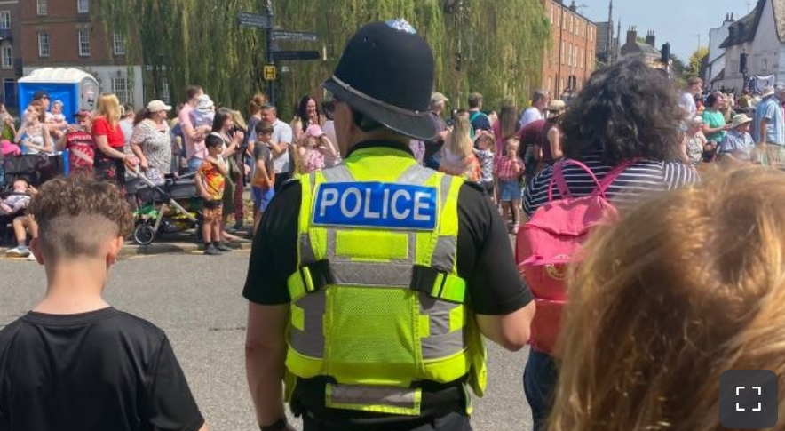 👮🏽‍♀️ We are looking forward to seeing many of you at the Spalding Flower Parade this weekend 🌻

👮🏽‍♂️ Police and security will be on hand if you need any assistance.