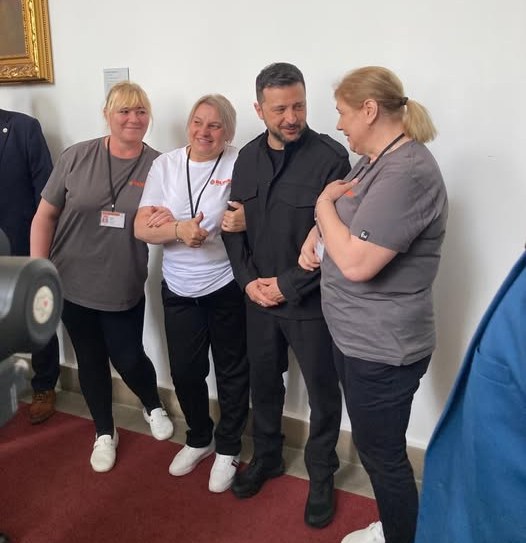 PetrJanVins's tweet image. Prezident Zelenskyj si při návštěvě ve sněmovně našel chvilku na to, aby pohovořil s ukrajinskými ženami, které tam pracují jako uklízečky. Ne jako inscenované divadlo pro fotografy, ale prostě proto, že je slušná a laskavá lidská bytost. Takhle pro mě vypadá leader. Fotku mám od…