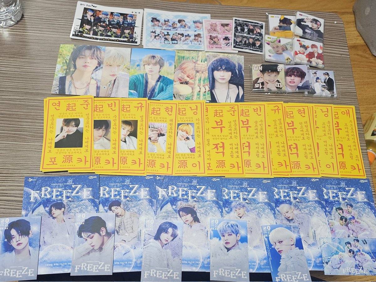 TXT_Sua_'s tweet photo. 어린이날 기념 투바투, 제베원 2.0랜박 받아요 7.0어치 넣어드리고 밑은 투바투 구성 참고. 대충 비스무리하게 들어가는 느낌이고, 제베원은 포카, 스티커 위주입니다 https://t.co/IIRlF7IiYW