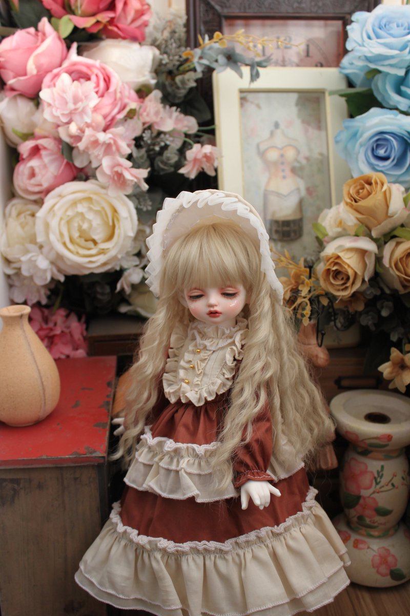 襟にレースをたっぷりとあしらったインパクトのある一枚。アンティーク調のワンピースです👗
shop.dollcoll.com/items/106759610

#ドールワンピース #SDワンピース #アンティークワンピース #MSDワンピース #幼SDワンピース