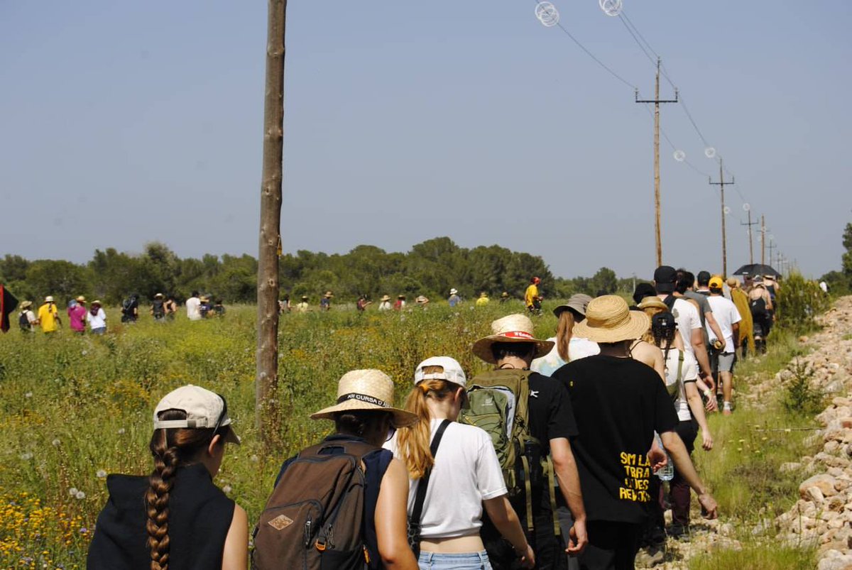 ‼️Aquest cap de setmana, milers de persones hem passat a l'acció ocupat els terrenys de Mont-roig del Camp, on volen construïr un macroplanta de bateries elèctriques.

💥Davant d'això, les joves diem no a la destrossa del territori i llaurem el futur.
