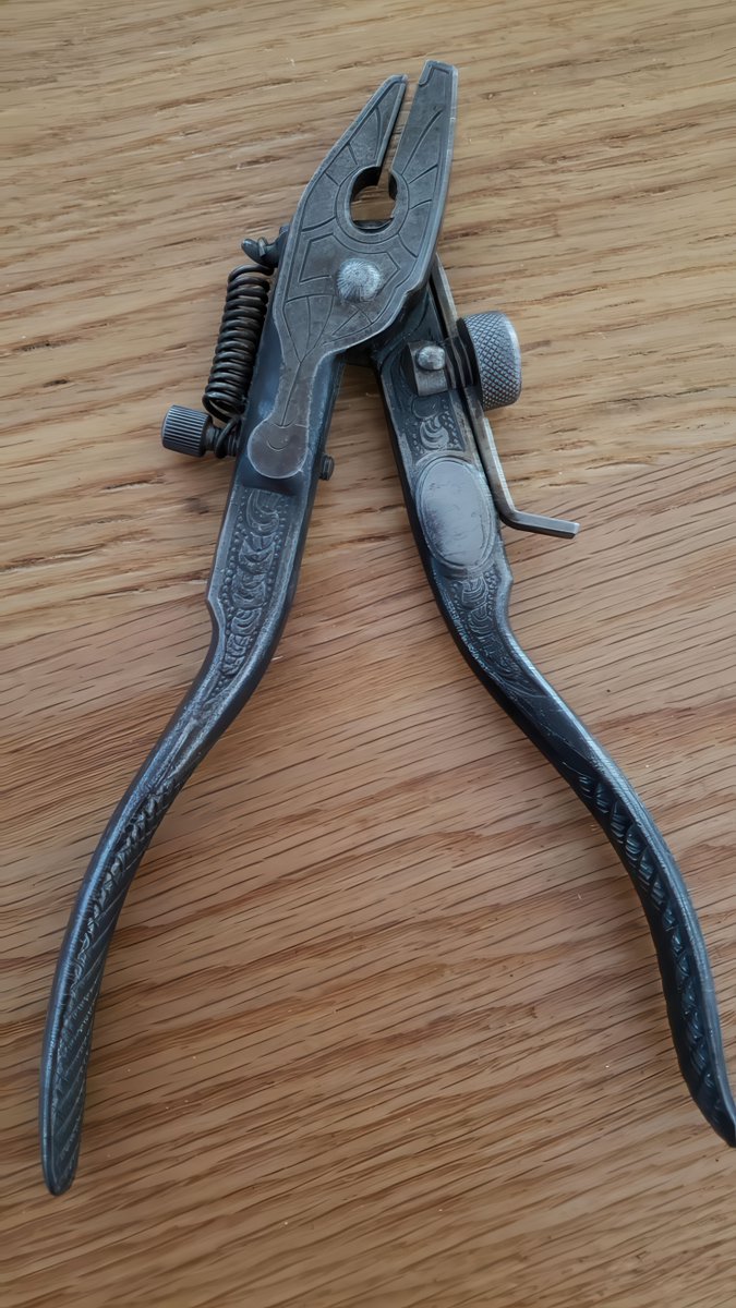 MitsArt3d's tweet photo. How are you, gentlemen? And I share references on Materials and textures. "hand tool" Batch No.7 #EnvironmentArt #Texture #3d #gamedev #3dart #gamedevelopment #Material #metal #wornmetal #Reference #steel #Rust #handtool #tool https://t.co/WXHa61YFtD