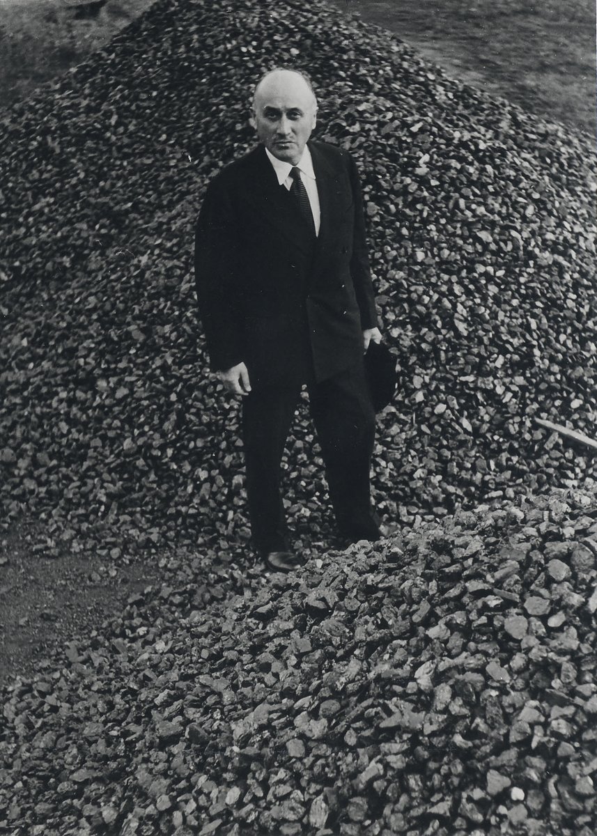 Jean Monnet's entire life was shaped by the world wars &amp; the necessity of forging agreements between people, regardless of nationality, to tackle shared challenges

That is why he is universally recognised today as one Europe's founding fathers

🔎europa.eu/!KJNFy9
#MEPs