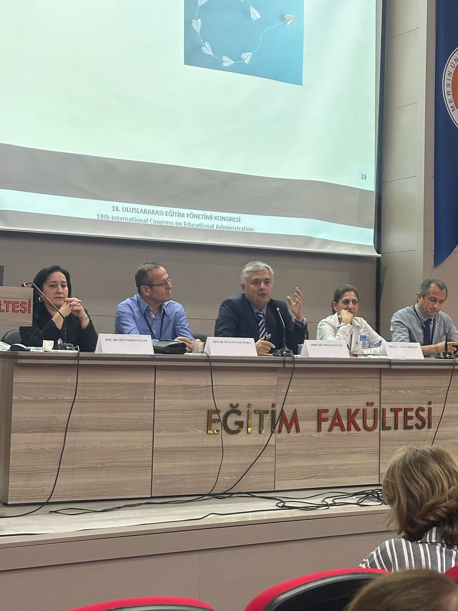 18. Uluslararası Eğitim Yönetimi Kongresin de benim başlığım "Belirsizlik Çağında Eğitim yönetimi" oldu. Sempozyumda özetle; 
Kapsayıcı eğitim politikaları, göçler, demografik yapının değişmesiyle okul toplumunun farklılaştığını, bu değişimlerle başetmek için okulun mevcut