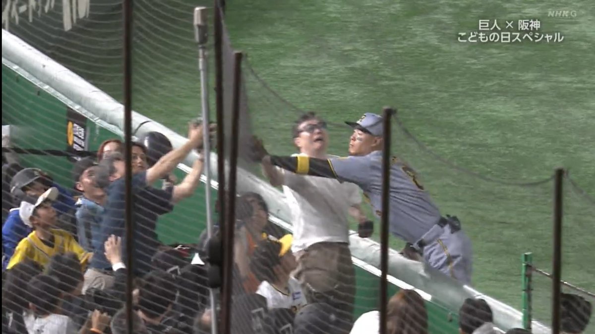 torakun851's tweet photo. 観客の妨害やろ！！！！
#阪神タイガース
#hanshin https://t.co/1GiY876GB1
