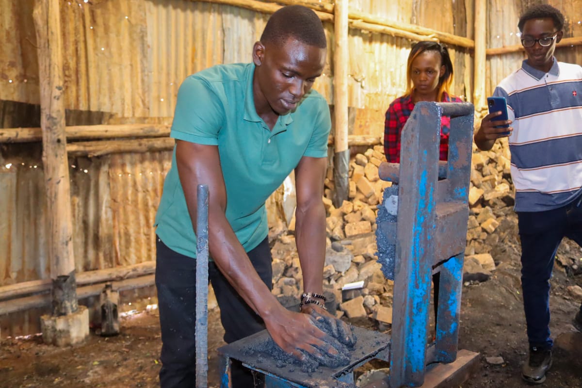Barbara M Zawedde (@barbarazawedde) on Twitter photo Last week, <a href="/narouganda/">NARO Uganda</a> and <a href="/gudie_farm/">Gudie Leisure Farm</a> hosted 30 #youth entrepreneurs from Uganda and Burundi under #GreeningtheChickenvaluechain project. They trained on climate resilient feed options, brooding systems and value addition methods. We thank <a href="/SciforAfrica/">Science for Africa Foundation</a> under GCA for the funding Last week, <a href="/narouganda/">NARO Uganda</a> and <a href="/gudie_farm/">Gudie Leisure Farm</a> hosted 30 #youth entrepreneurs from Uganda and Burundi under #GreeningtheChickenvaluechain project. They trained on climate resilient feed options, brooding systems and value addition methods. We thank <a href="/SciforAfrica/">Science for Africa Foundation</a> under GCA for the funding
