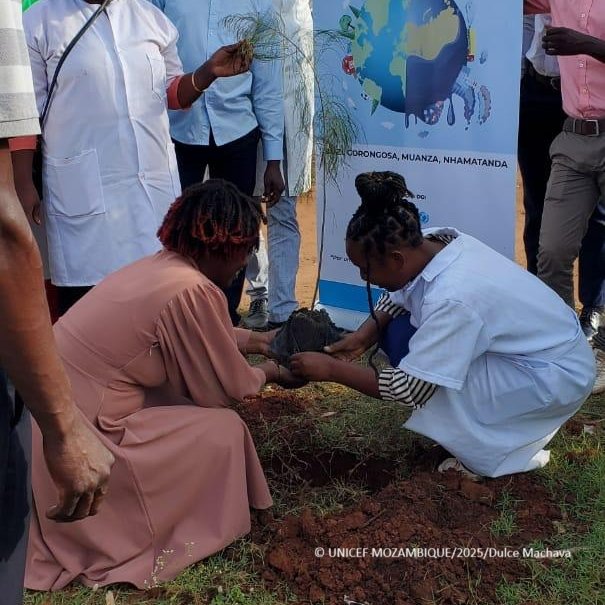 UNICEF_Moz's tweet photo. Com apoio do UNICEF, mais de 200 profissionais de educação dos distritos de Buzi, Muanza, Gorongosa e Nhamatanda foram capacitados em educação ambiental e mudanças climáticas, com o objetivo de fortalecer a resiliência e promover acções sustentáveis nas comunidades escolares. https://t.co/xIdwxrAbBy