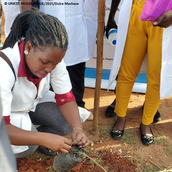 UNICEF_Moz's tweet photo. Com apoio do UNICEF, mais de 200 profissionais de educação dos distritos de Buzi, Muanza, Gorongosa e Nhamatanda foram capacitados em educação ambiental e mudanças climáticas, com o objetivo de fortalecer a resiliência e promover acções sustentáveis nas comunidades escolares. https://t.co/xIdwxrAbBy