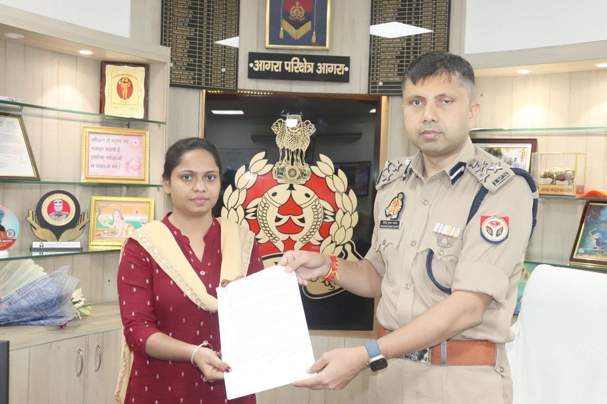 IG Range Agra (@igrangeagra) on Twitter photo #DIGRangeAgra <a href="/ShaileshP_IPS/">Shailesh Pandey,IPS</a> द्वारा जनपद मैनपुरी के शहीद आरक्षी प्रमोद कुमार की पत्नी श्रीमती सपना गोला को पुलिस मुख्यालय के निर्देशों के क्रम मे मृतक आश्रित श्रेणी के अंतर्गत उप निरीक्षक पद पर नियुक्ति हेतु नियुक्ति पत्र प्रदान कर शुभकामनाएं दी गई।
#UPPolice #DIGRangeAgra <a href="/ShaileshP_IPS/">Shailesh Pandey,IPS</a> द्वारा जनपद मैनपुरी के शहीद आरक्षी प्रमोद कुमार की पत्नी श्रीमती सपना गोला को पुलिस मुख्यालय के निर्देशों के क्रम मे मृतक आश्रित श्रेणी के अंतर्गत उप निरीक्षक पद पर नियुक्ति हेतु नियुक्ति पत्र प्रदान कर शुभकामनाएं दी गई।
#UPPolice