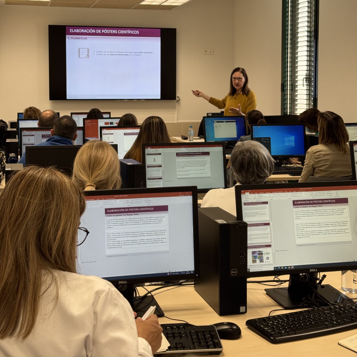 Acabem el curs "Elaboració d'abstracts i pòsters de congressos" Avui amb el #pòsters amb Cristina Baeza 👉 es.linkedin.com/in/cristina-ba… <a href="/recercafphag/">Recerca i Innovació Hospital General Granollers</a> #PFCR. Tot un èxit d'assistència! 😃