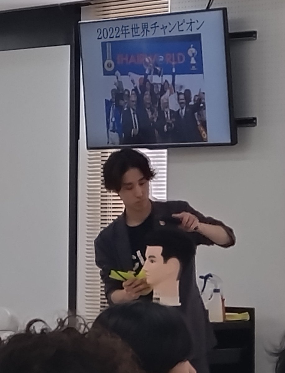 chuo_ribi's tweet photo. 本日、世界チャンピオン仲山浩史先生のスペシャルセミナーが行われました
卒業生のスタッフ辻さんもデモストをしてくれました
セミナー後は、参加高校生に仲山先生が直接カットレクチャーをして
くれました
#中央理美容専門学校　#CHUORIBI #オープンキャンパス　#美容　#理容
#美容学生　#理容学生 https://t.co/cFIX04A5ke