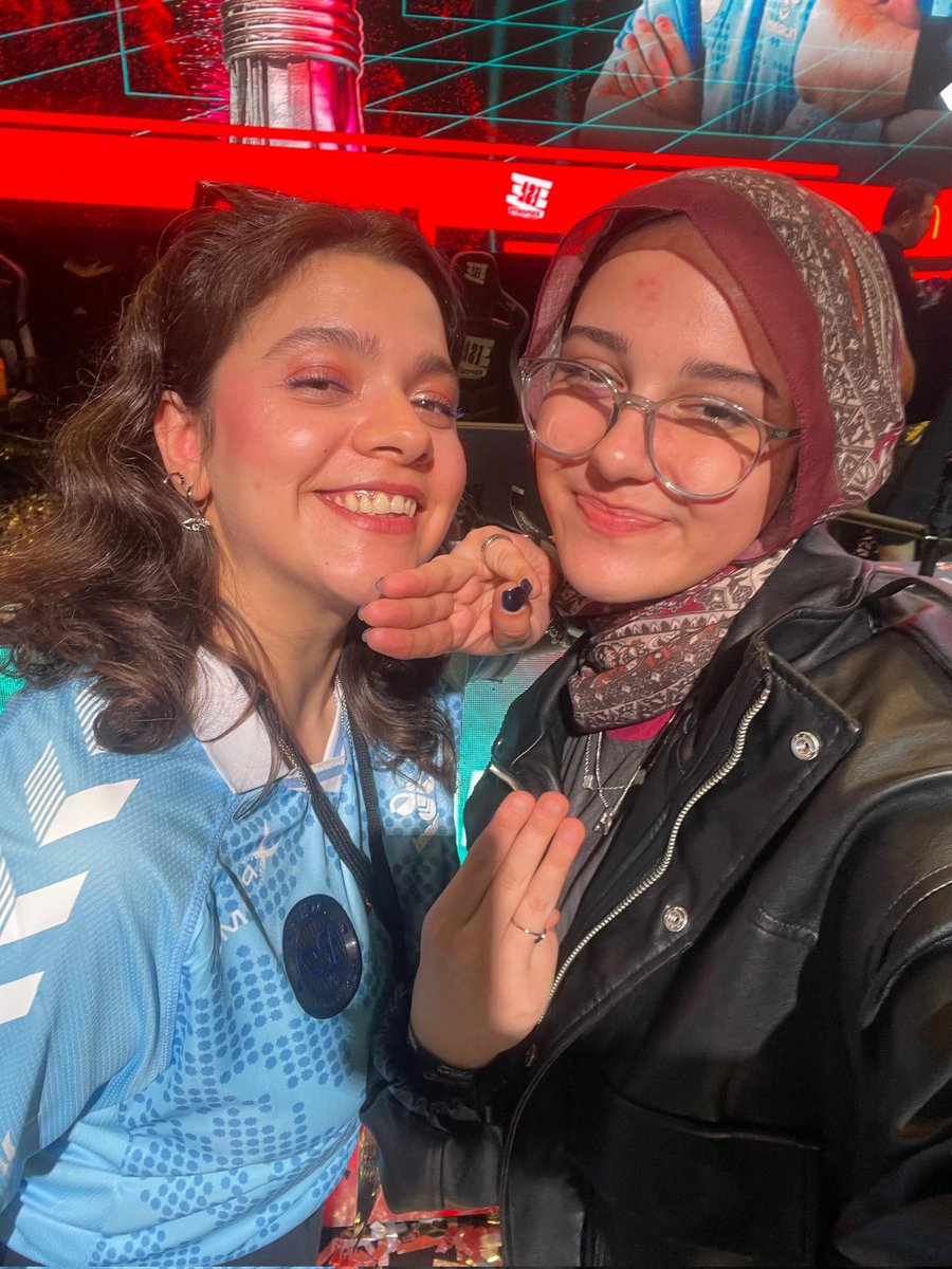 aysheesh1's tweet photo. Çokkkkk güzel bir gündü😭😭
Bütün maplere ağırlığımızı hissettirdik 3-0 koyduk,zaten kazanıcağımızdan emindimmm şampiyonluğu kutlamaya gelmiştikk.Melis ablamada herşey için teşekkur ediyorum💙 #forzabcf https://t.co/nwqVDRxW3i