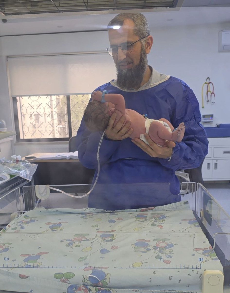 الحمد لله الذي بنعمته تتم الصالحات. رُزقت أمس بمولود جديد، أَوس إياد قنيبي..
هذه من اللحظات التي تُفتقد فيها الأم، فهي أول مَن نخبره بالاخبار السارة عادة..فمن كانت له أمٌّ فليبرها..
ونسأل الله أن يجمعنا بآبائنا وأمهاتنا في جنات عدن من غير حساب ولا عذاب..
اللهم أتم فرحتنا بالتفريج